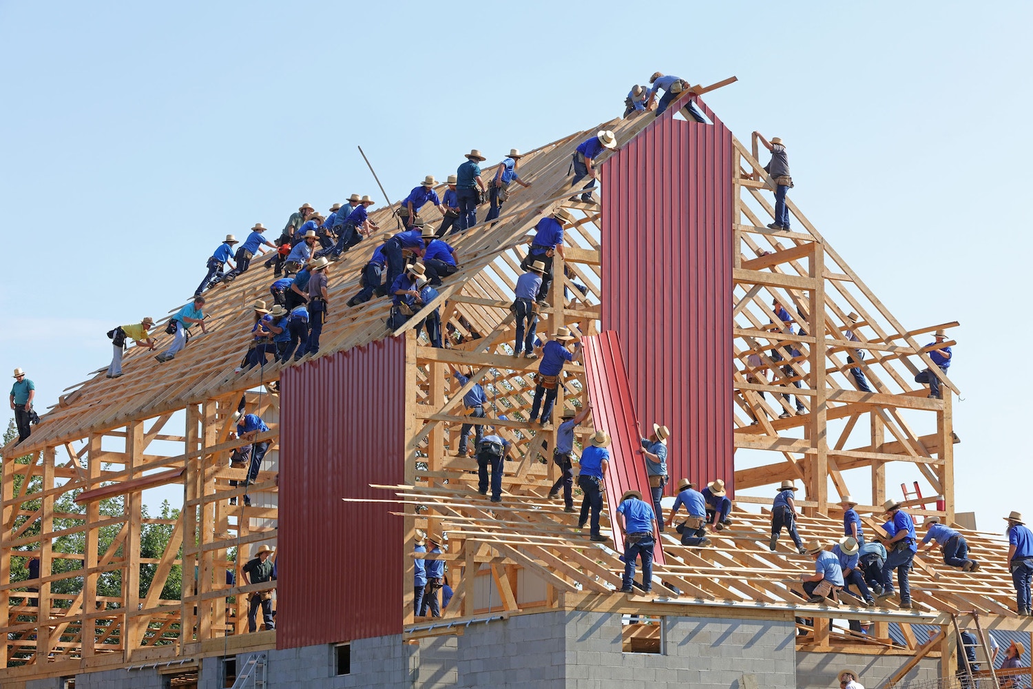 Team of people working together to build a house, an example of the Agile Mindset